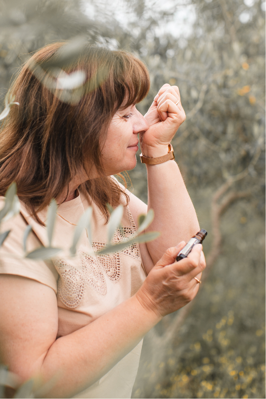 Manue, respirant une huile essentielle dans une oliveraie